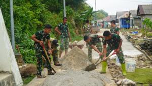 Prajurit Satgas TMMD Ke-129 Genjot Pekerjaan Rabat Jalan Beton di Desa Polewali