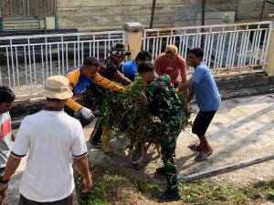 Semangat Gotong Royong Satgas TMMD dan Warga Bersihkan Lingkungan Desa Umbele