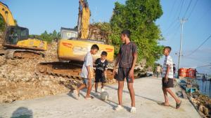 Anak-anak Kepulauan Umbele Antusias Manfaatkan Jalan Hasil TMMD sebagai Tempat Bermain