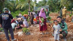 Kepala Desa Polewali Apresiasi Satgas TMMD Ke-129 Tanam Bibit Pohon untuk Dukung Ketahanan Pangan