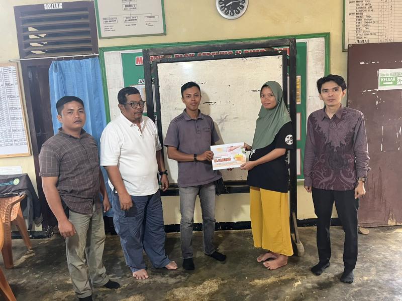 Wujud Kepedulian Sesama, PTPN IV Regional IV Salurkan Bantuan untuk Pengobatan Putri Karyawan Pemanen