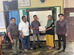 PTPN IV Regional IV Salurkan Bantuan untuk Pengobatan Putri Karyawan Pemanen