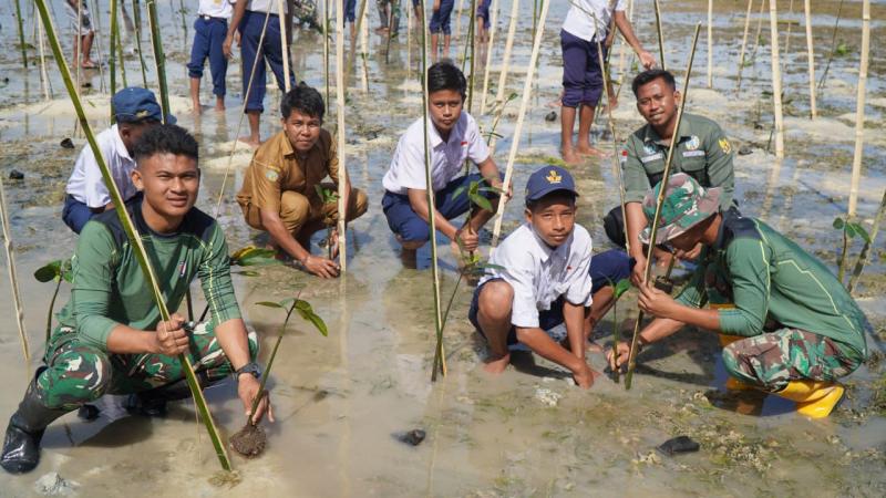 Satgas TMMD Ke-129 Kodim 1311/Morowali Bersama Warga Tanam 1.000 Pohon Mangrove di Kepulauan Umbele