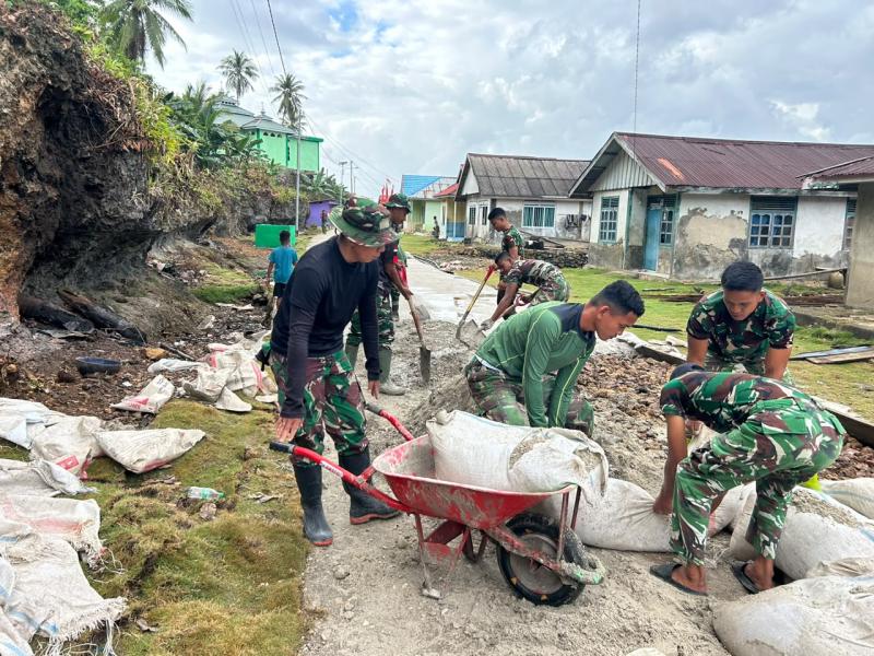 Gotong Royong Satgas TMMD dan Warga Percepat Pekerjaan Rabat Beton Jalan di Desa Polewali