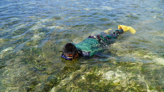Satgas TMMD Ke-129 Turun Menyelam Periksa Kebocoran Pipa Air Bersih di Laut