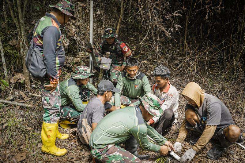 Satgas TMMD Ke-129 Kodim 1311/Morowali Survei Titik Sumber Manunggal Air Bersih di Desa Panimbawang