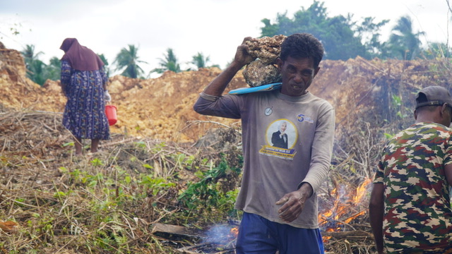 Suasana Kebersamaan Satgas TMMD dan Warga Warnai Gotong Royong di Lokasi Manunggal Air