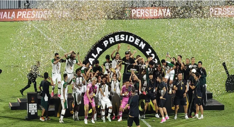  Laga final Persib vs Persebaya berakhir dengan kemenangan Bajul Ijo melalui adu penalti dengan skor skor 6-5. Persebaya pun mengangkat trofi Piala Presiden di Stadion Kapten I Wayan Dipta, Kabupaten Gianyar, Bali, Kamis tengah malam.