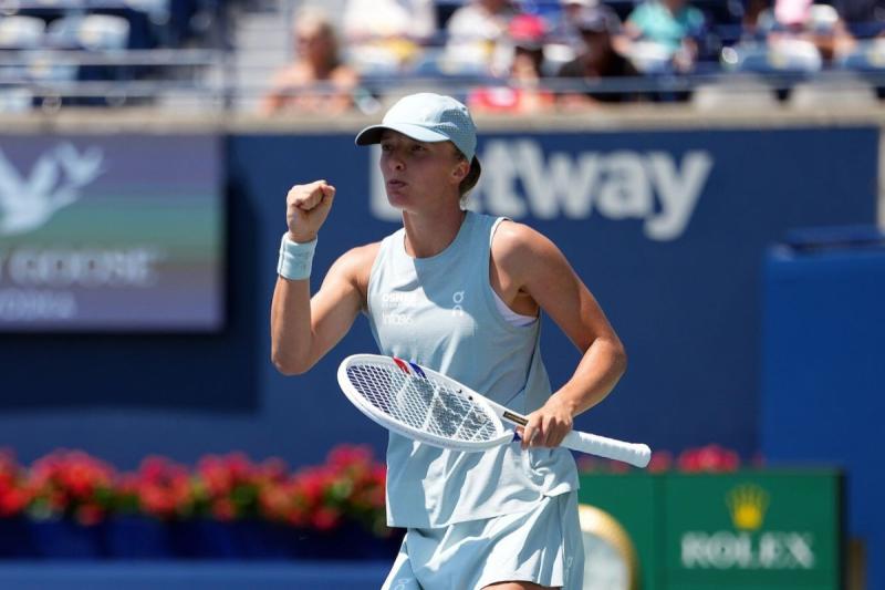 Petenis peringkat  satu dunia Aryna Sabalenka dan unggulan ketujuh Iga Swiatek sukses meraih tiket 16 besar National Bank Open 2026 di Toronto, Kanada, setelah mengalahkan lawan mereka masing-masing.