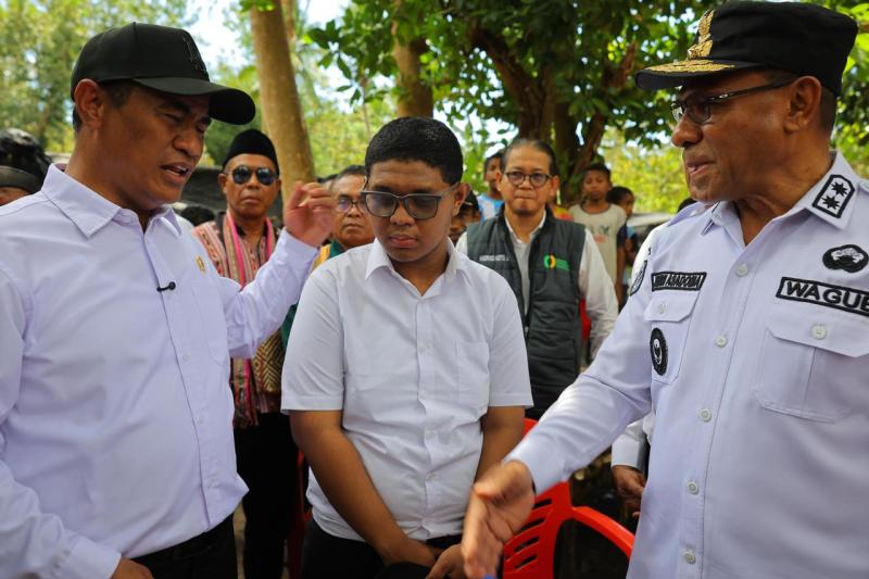 Menteri Pertanian (Mentan) Andi Amran Sulaiman membatalkan agenda rapat pimpinan di Jakarta dan memilih terbang langsung ke Kabupaten Alor, Nusa Tenggara Timur, Sabtu (8/8).  (Foto: Humas Kementan)