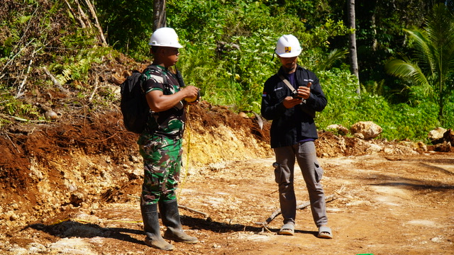 Satgas TMMD Bersama Dinas PUPR Morowali Ukur Volume Jalan Hasil Pekerjaan