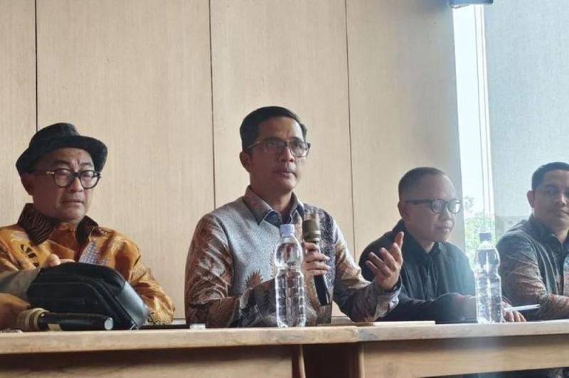Tim kuasa hukum mantan Jampidsus Kejagung Febrie Adriansyah, yakni Firman Wijaya (tengah), Febri Diansyah (kanan) dan Farizi (kiri) saat menggelar konferensi pers di kawasan Gelora Bung Karno, Senayan, Jakarta, Selasa (4/8/2026). Foto: Ist)