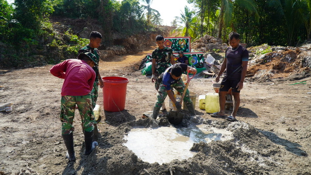 Satgas TMMD Perbaiki Fasilitas Umum Rusak di Kepulauan Umbele