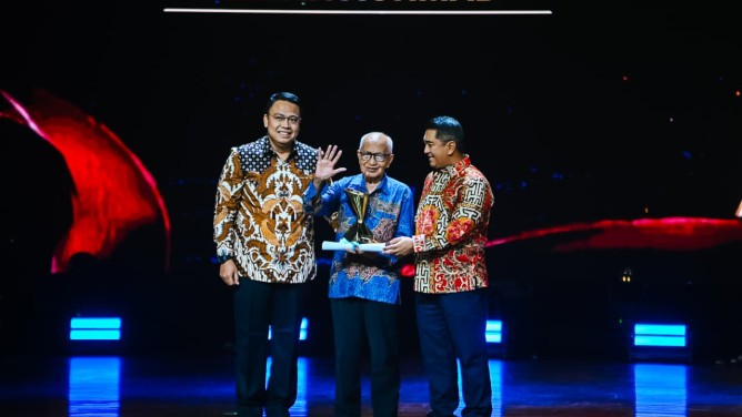 Wakil Menteri Komunikasi dan Digital Angga Raka Prabowo dalam puncak perayaan HUT ke-3 Garuda TV bertajuk Mahayuga di Teater Besar Taman Ismail Marzuki, Jakarta Pusat, Minggu (9/8/2026) mengatakan kiprah Melan menunjukkan bahwa pengabdian kepada masyarakat dapat terus berlangsung dengan memanfaatkan perkembangan teknologi digital. Foto: Humas Kemkomdigi