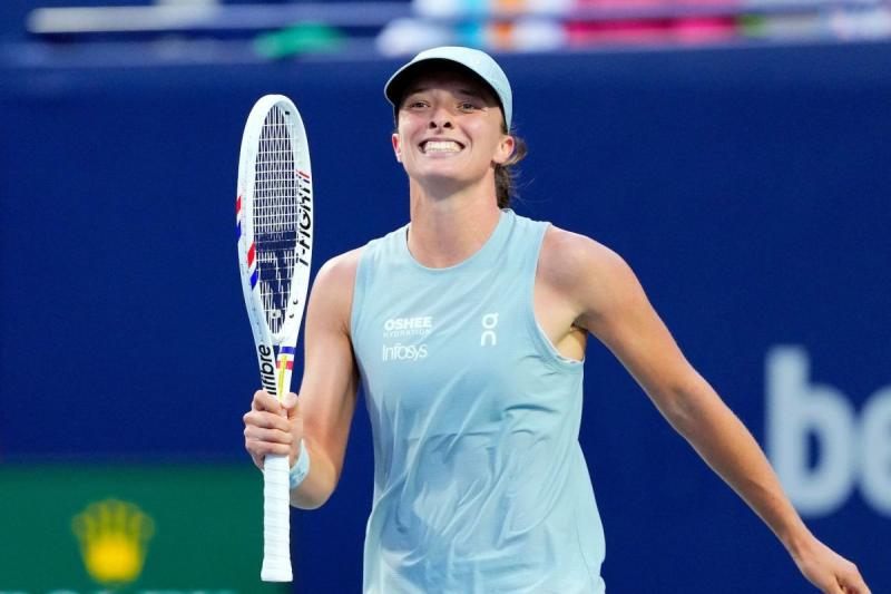 Petenis unggulan ketujuh Iga Swiatek lolos ke semifinal National Bank Open 2026 di Toronto.