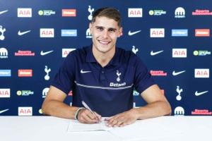 Tottenham Hotspur Capai Kesepakatan dengan Micky van de Ven Perpanjang Kontrak     