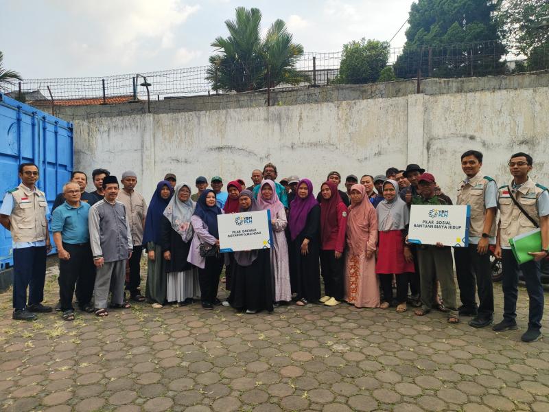 Maknai HUT ke-81 RI dengan Berbagi, YBM PLN UP2B Jawa Barat Salurkan Bantuan bagi 32 Petugas Kebersihan dan Guru Ngaji