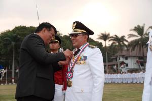 Bupati Tanah Datar Dianugerahi Kartika Pamong Praja Muda dan Lencana Alumni Kehormatan IPDN