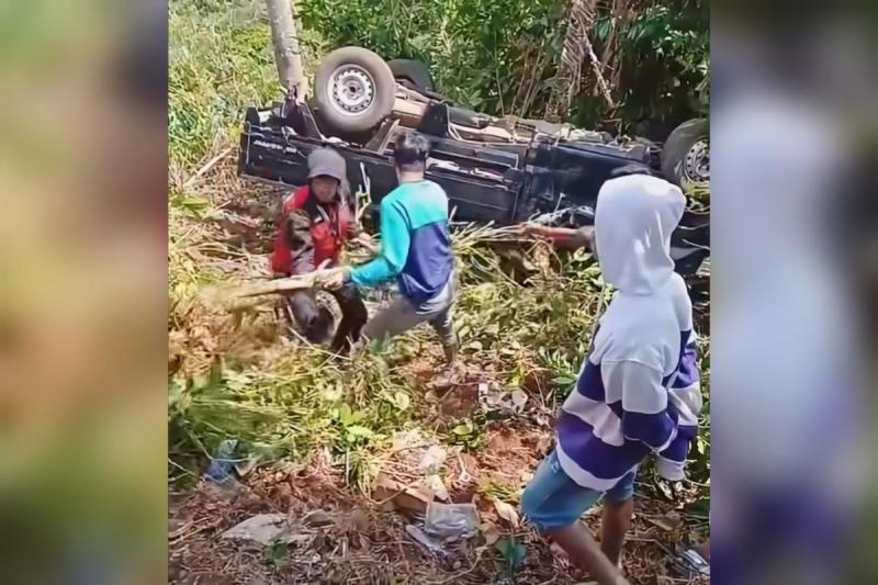 Mobil bak terbuka yang mengalami kecelakaan hingga masuk jurang saat membawa belasan mahasiswa KKN Unhas Makassar dievakuasi warga di Desa Kayu Loe, Kabupaten Bantaeng, Sulawesi Selatan (Sulsel), pada Kamis (13/8/2026).(Dokumentasi/Warga)