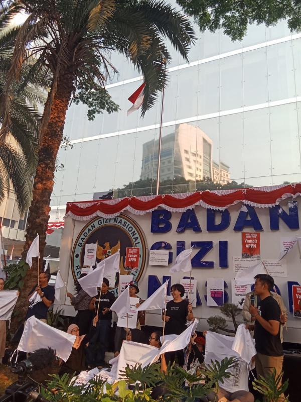 MBG Watch bersama warga menggelar Piknik Warga dan Nobar Bencana Fiskal, bertempat di depan Kantor Badan Gizi Nasional RI. (Foto: Ist)