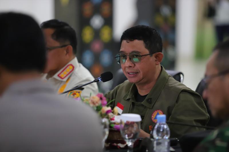 Kepala Badan Nasional Penanggulangan Bencana (BNPB), Letjen TNI Dr. Suharyanto, S.Sos., M.M., memberikan arahan terkait penanganan darurat pascagempa bumi Magnitudo 7,7 yang melanda kawasan Pulau Flores, Nusa Tenggara Timur. (Foto: Ist)
