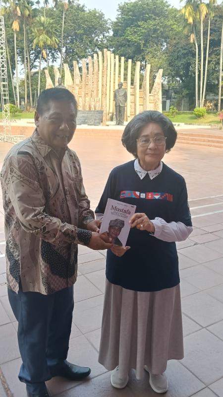 Ditugu Proklamator, Mustafa Akmal Serahkan Buku Autobiografi kepada Meutia Hatta
