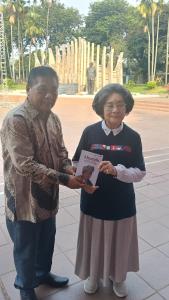 Ditugu Proklamator, Mustafa Akmal Serahkan Buku Autobiografi kepada Meutia Hatta