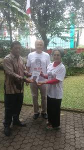 Didampingi Dewan Redaksi Indonews, Mustafa Akmal Serahkan Buku Autobiografi kepada Ibu Gemala Hatta