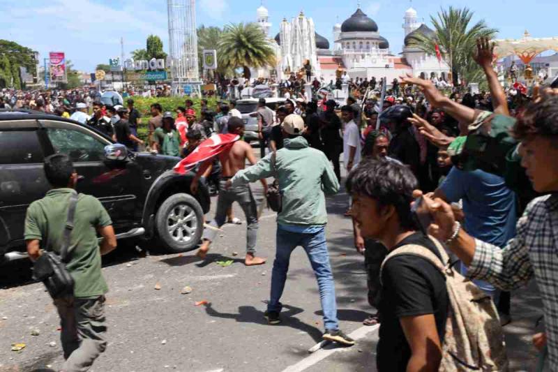 Kericuhan yang terjadi di Masjid Raya Baiturrahman, Banda Aceh. (Foto: sinata).