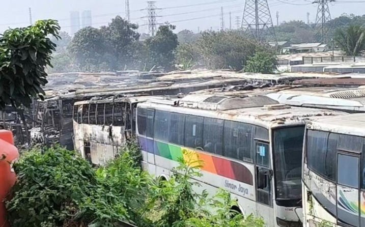 Dini Hari Jadi Mencekam! 50 Bus Terbakar di Pangkalan PO Sirnajaya Bekasi