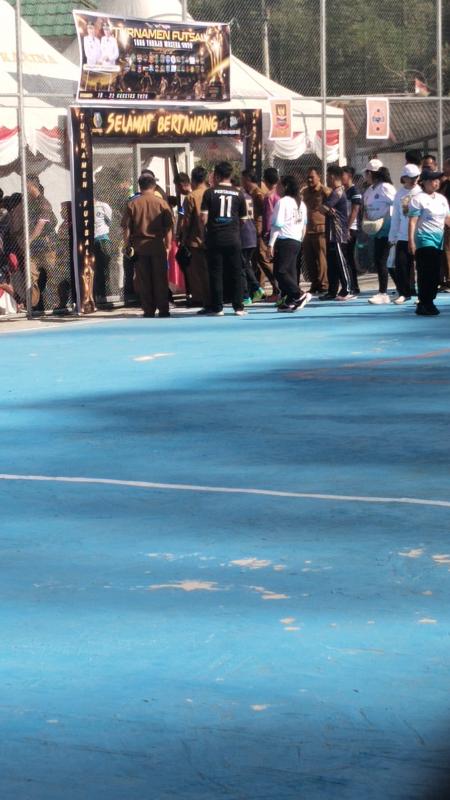 Bupati Tana Toraja, dr. Zadrak Tombeg membuka kegiatan turnamen futsal Tana Toraja Masero 