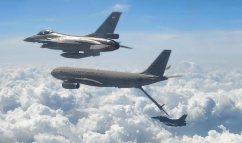 Ilustrasi pesawat TNI AU sedang menggelar latihan dengan Republic of Singapore Air Force (RSAF) sedang menggelar Bilateral Fighter Interaction di wilayah udara Riau pada Feb 2016 lalu. Tantangan utama bagi Indonesia adalah memperkuat landasan hukum dan kebijakan yang mampu menegaskan kembali kedaulatan negara di ruang udara secara utuh. Foto: Dispenau