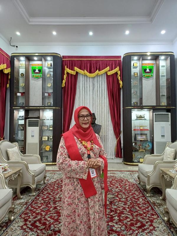 Ketua Rangkayo Minang Indonesia ibu Dr Susilawati MM