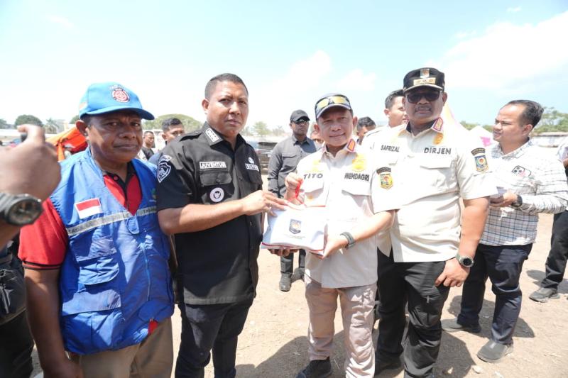 Mendagri titip bantuan untuk warga Palue. (Foto: Puspen Kemendagri)
