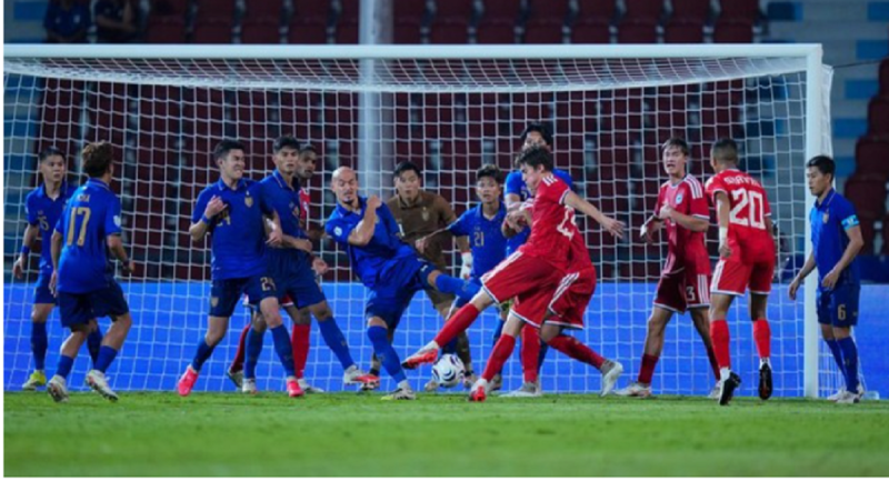  Singapura harus menerima kenyataan gagal lolos ke final final Piala AFF 2026 meski menang melawan Thailand pada laga leg kedua.  