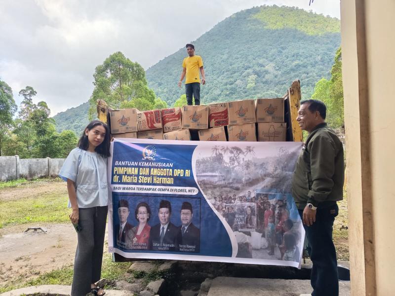Anggota DPD RI Daerah Pemilihan (Dapil) NTT, dr. Stevi Harman mewakili lembaga menyerahkan bantuan sembako bagi kroban gempa Flores (Foto: Ist) 