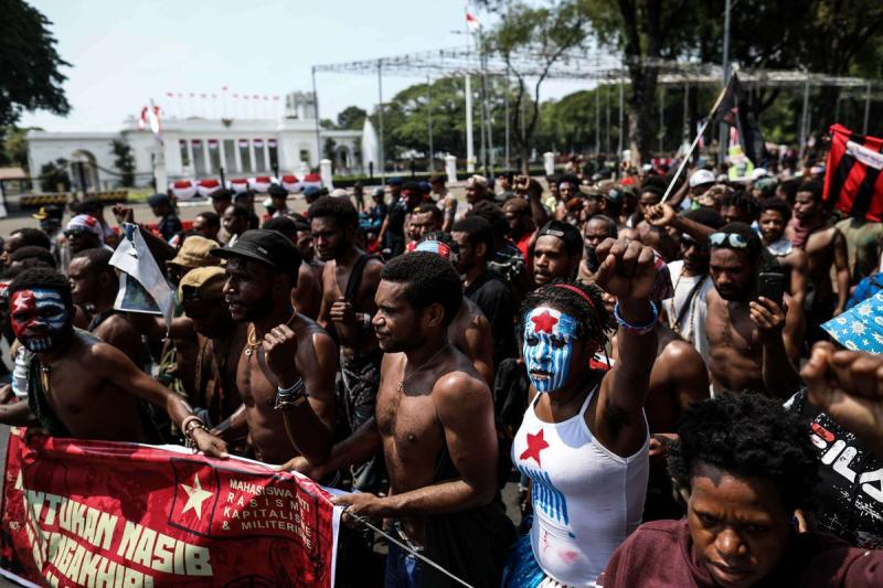 Sejumlah mahasiswa Papua di Jakarta yang tergabung dalam Aliansi Mahasiswa Anti Rasisme, Kapitalisme, Kolonialisme, dan Militerisme, menggelar aksi unjuk rasa di seberang Gedung Kementerian Dalam Negeri, Jalan Medan Merdeka Utara, Kamis (22/8/2019). Mahasiswa Papua meminta Presiden Joko Widodo memastikan proses hukum pelaku rasis terhadap mahasiswa Papua di Surabaya, Jawa Timur.(KOMPAS.com/GARRY LOTULUNG)