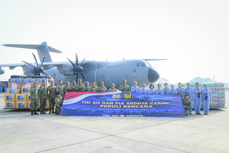TNI AU Peduli, Kasau Serahkan 46.092 kg Bantuan untuk Korban Bencana di NTT