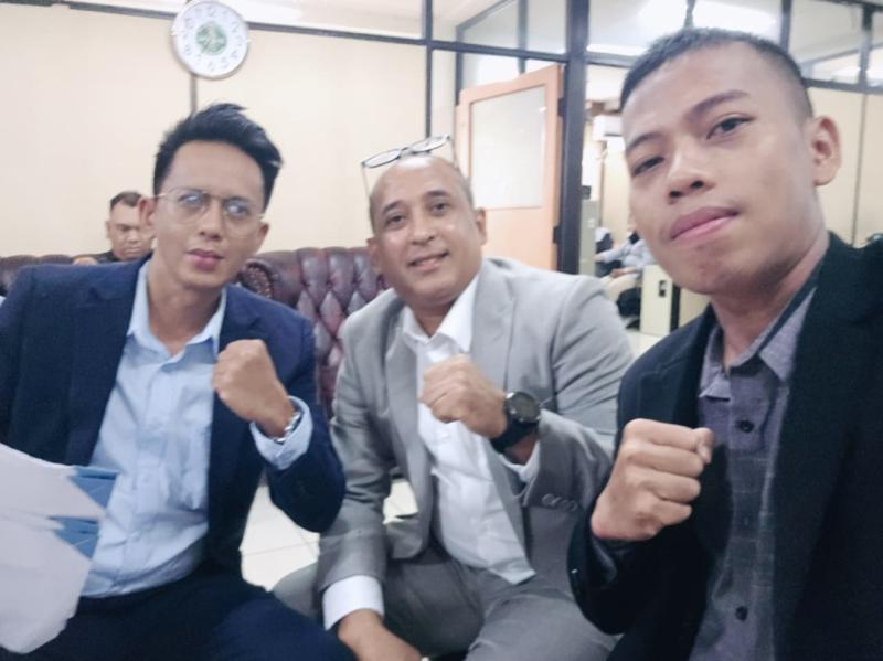 Kuasa hukum Victor Leonardo Hutapea dari Kantor Hukum Kaligis & Associates, Advokat Girindra Sandino, S.Sos., S.H. (kiri). Foto: Ist)
