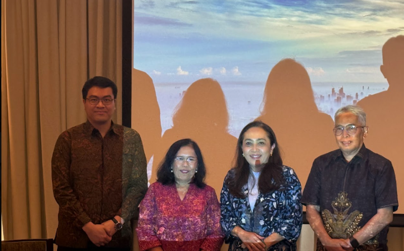  Foto: (Kiri-kanan) Direktur Asia Tenggara ITDP Indonesia Gonggomtua E. Sitanggang, Guru Besar Teknik Lingkungan dan Kepala Kelompok Keahlian Pengelolaan Udara & Limbah (KK PUL) FTSL-ITB, Prof. Puji Lestari; Direktur Eksekutif ViriyaENB Suzanty Sitorus dan Guru Besar Departemen Kesehatan Lingkungan UI Prof. Dr. R. Budi Haryanto