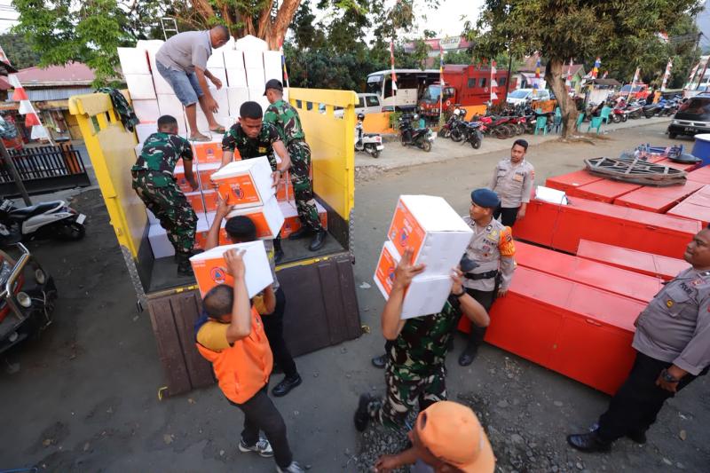 Anggota BPBD bersama TNI dan Polri menurunkan bantuan kemanusiaan dari Pemerintah Provinsi Jawa Timur, untuk masyarakat terdampak gempa M 7,7 Flores, di kantor BPBD Kabupaten Ende, Kamis (20/8). (Foto: BNPB)