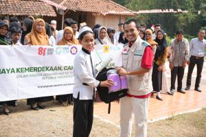 YBM PLN UP2B JKB Nyalakan Cahaya Kemerdekaan dan Pendidikan Bersama Siswa SMPS Islam As Sulaimaniyah Cisoka