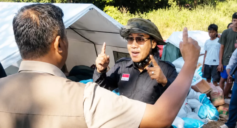 Camat Lamba Leda Utara Agustinus Supratman memprotes staf BNPB terkait ketersediaan bantuan untuk warga terdampak bencana di sebelas desa yang membutuhkan bantuan logistik. (Foto, tangkapan layar FB)