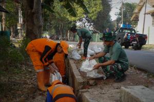 Sinergi Cegah DBD: Prajurit Arhanud 10/ABC dan Warga Gelar Grebek Lumpur