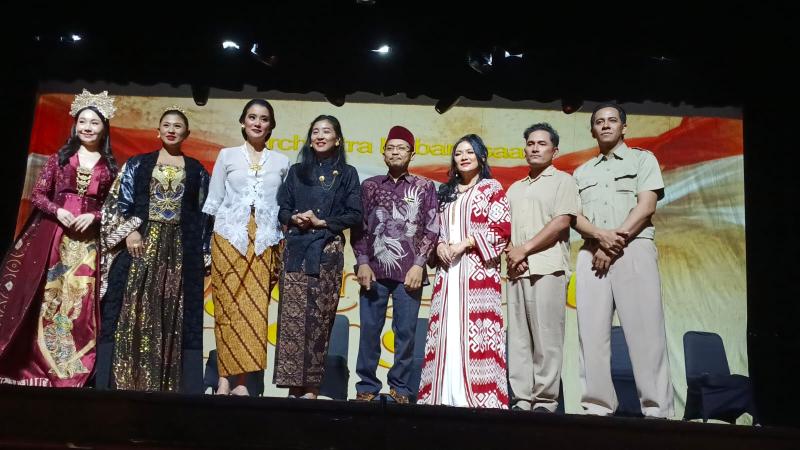 Para pendukung "Meradjoet Sendja" foto bersama usai pementasan.foto:jinny.