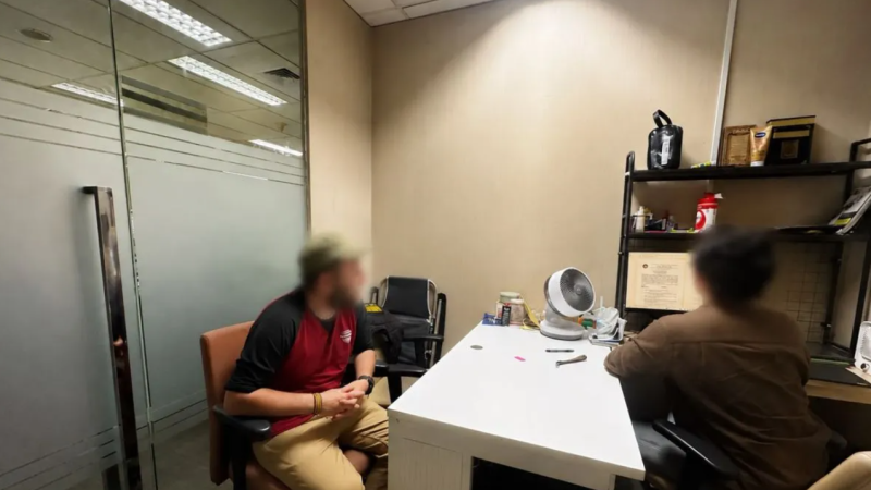 AP (39) warga negara Rusia menjalani pemeriksaan atas pelanggaran keimigrasian terindikasi terlibat publikasi tanpa izin di Wamena, Papua Pegunungan, Sabtu (15/8/2026). (ANTARA/HO-Humas Ditjen Imigrasi)