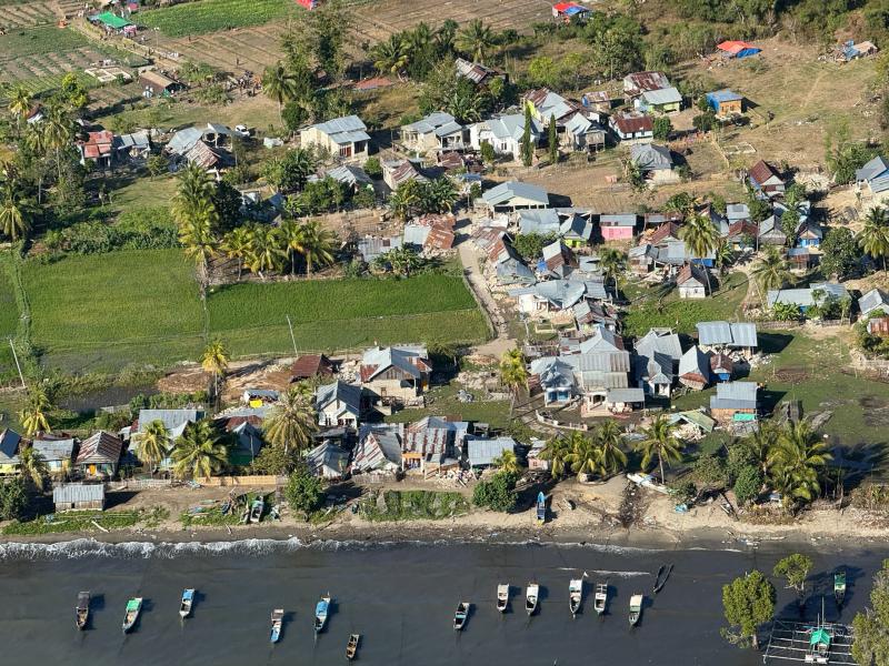 Badan Nasional Penanggulangan Bencana (BNPB) melakukan survei udara untuk memantau kondisi lanskap wilayah terdampak gempa M7,7 Nusa Tenggara Timur (NTT).   Helikopter terbang di atas langit Flores pada Jumat (21/8) ini menyisir dari Manggarai Barat hingga Nagekeo. (Foto: Humas BNPB)