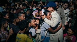 Di Tengah Tenda Pengungsian, Prabowo Pastikan Warga NTT Tak Sendirian
