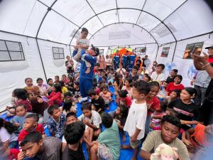 Komut Pertamina Sambangi Korban Gempa di Reok, Hibur Anak-anak hingga Dengarkan Keluhan Pengungsi