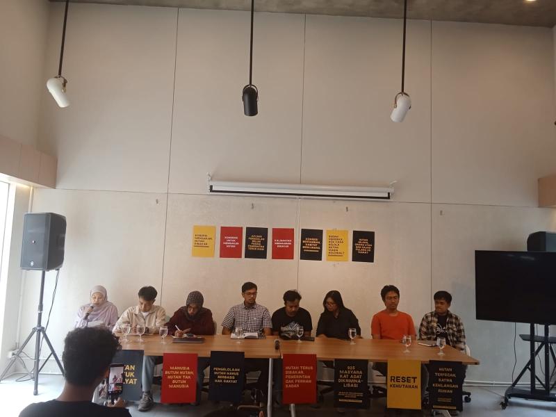 Koalisi #ResetKehutanan dalam acara konferensi pers di Kalibata, Jakarta Selatan, Kamis (27/8/2026). (Foto: Very)